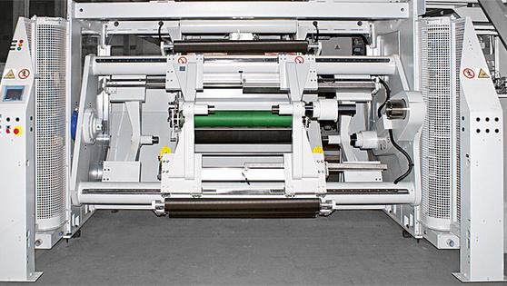 这条生产线可以装上全自动有轴或无轴双卷纸装置.